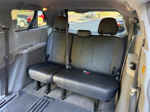 Used 2013 Toyota Sienna SE w/ Premium Pkg w/Entune FWD image 22