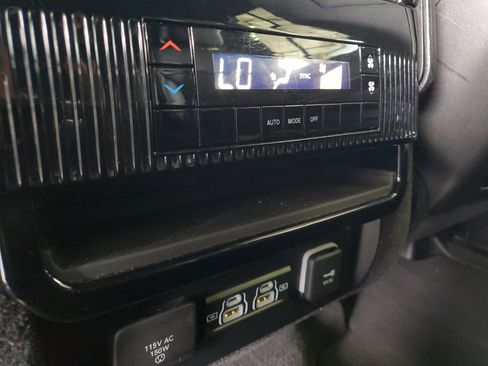 Used 2024 Jeep Wagoneer L Series II RWD image 14