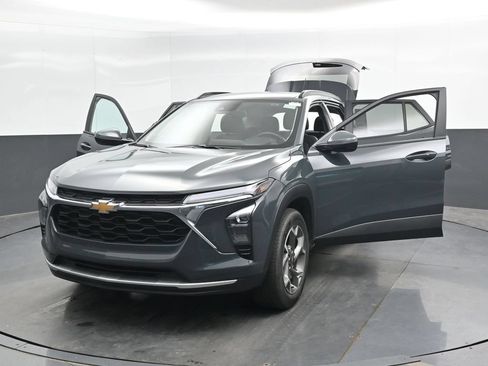 Used 2025 Chevrolet Trax LT w/ LT Convenience Package FWD image 46