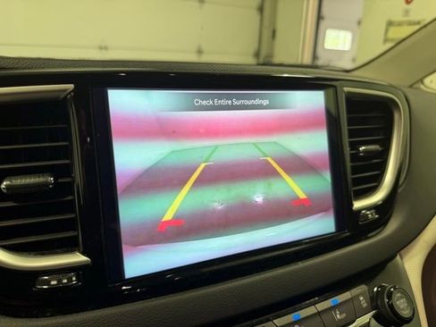 Used 2023 Chrysler Pacifica Touring-L FWD image 20