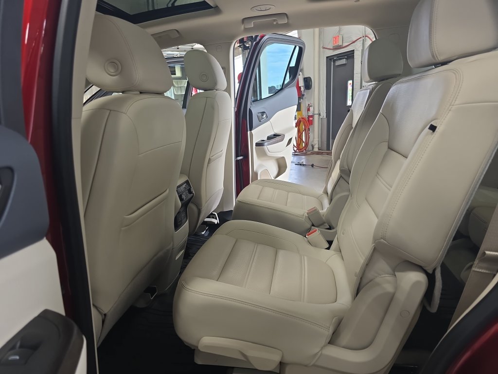 Used 2022 GMC Acadia Denali w/ Denali Ultimate Package AWD/4WD image 16
