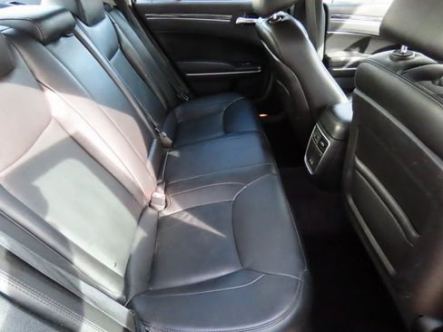 Used 2019 Chrysler 300 Touring L w/ Quick Order Package 22F image 13