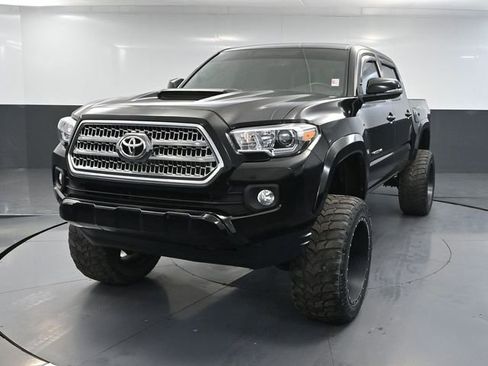 Used 2017 Toyota Tacoma TRD Sport w/ Tow Package image 12