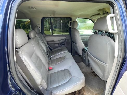 Used 2004 Ford Explorer XLT image 10