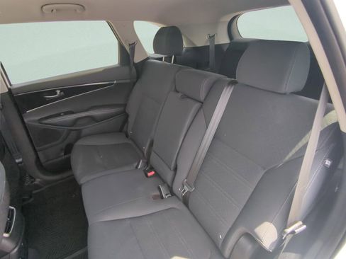 Used 2019 Kia Sorento FWD image 11