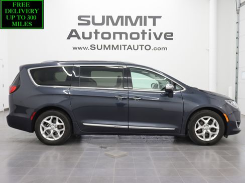 Used 2020 Chrysler Pacifica Limited FWD image 1