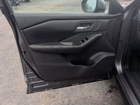 Used 2025 Nissan Rogue SV image 14