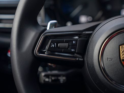 Certified 2026 Porsche Macan AWD/4WD image 7