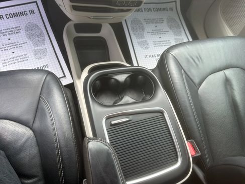 Used 2022 Chrysler Pacifica Touring-L FWD image 12