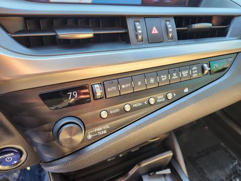 Used 2019 Lexus ES 300h image 26