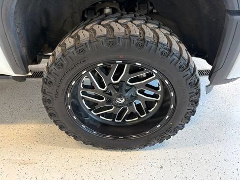 Used 2024 GMC Sierra 2500 AT4 w/ AT4 Premium Plus Package AWD/4WD image 2