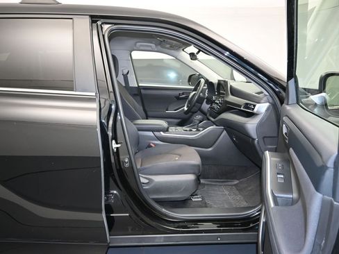 Used 2023 Toyota Highlander L FWD image 25