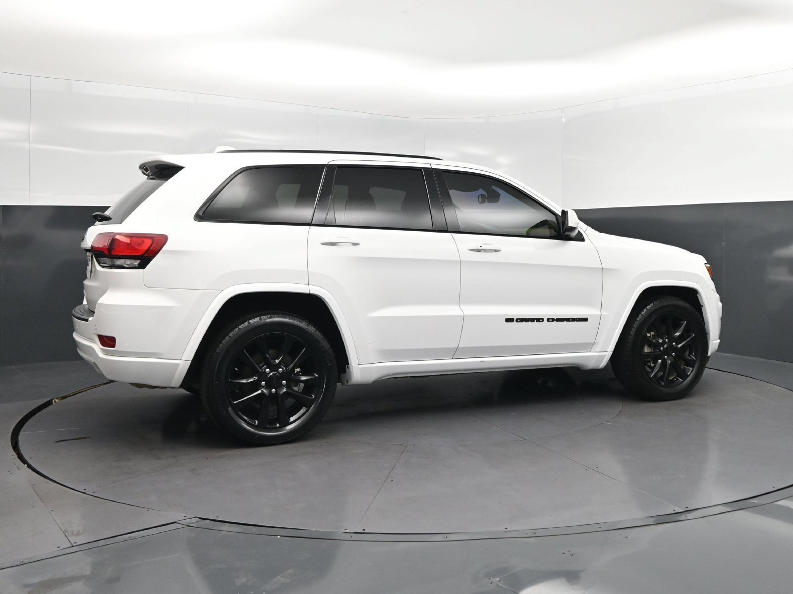 Used 2022 Jeep Grand Cherokee Laredo X RWD image 8