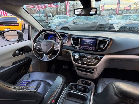 Used 2019 Chrysler Pacifica Touring-L image 19