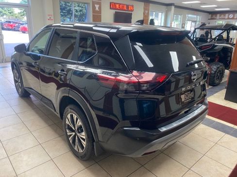 Used 2023 Nissan Rogue SV FWD image 3