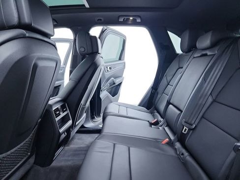 Used 2021 Porsche Cayenne w/ Driver Memory Package image 79