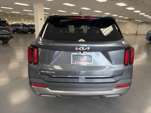 Used 2024 Kia Sorento S image 6