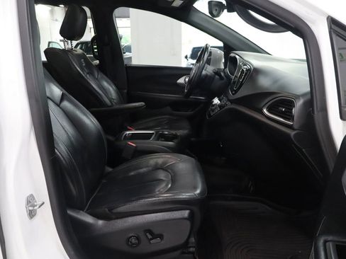 Used 2018 Chrysler Pacifica Touring-L Plus w/ Advanced Safetytec Group FWD image 23