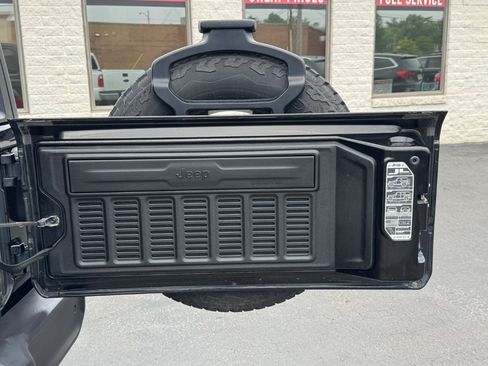 Used 2018 Jeep Wrangler Unlimited Sahara w/ Dual Top Group AWD/4WD image 21