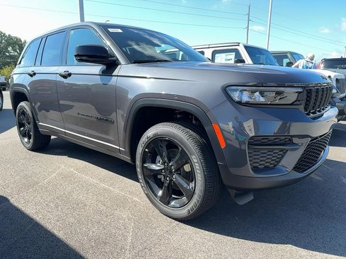 New 2025 Jeep Grand Cherokee Altitude image 4