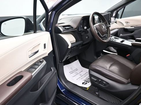 Used 2021 Toyota Sienna Platinum image 17