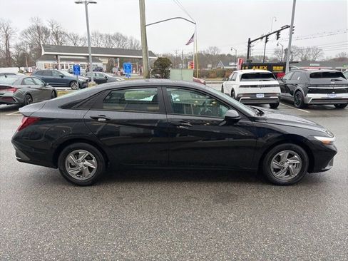 Used 2025 Hyundai Elantra SE image 4