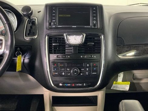 Used 2015 Chrysler Town & Country Touring-L w/ Driver Convenience Group FWD image 22
