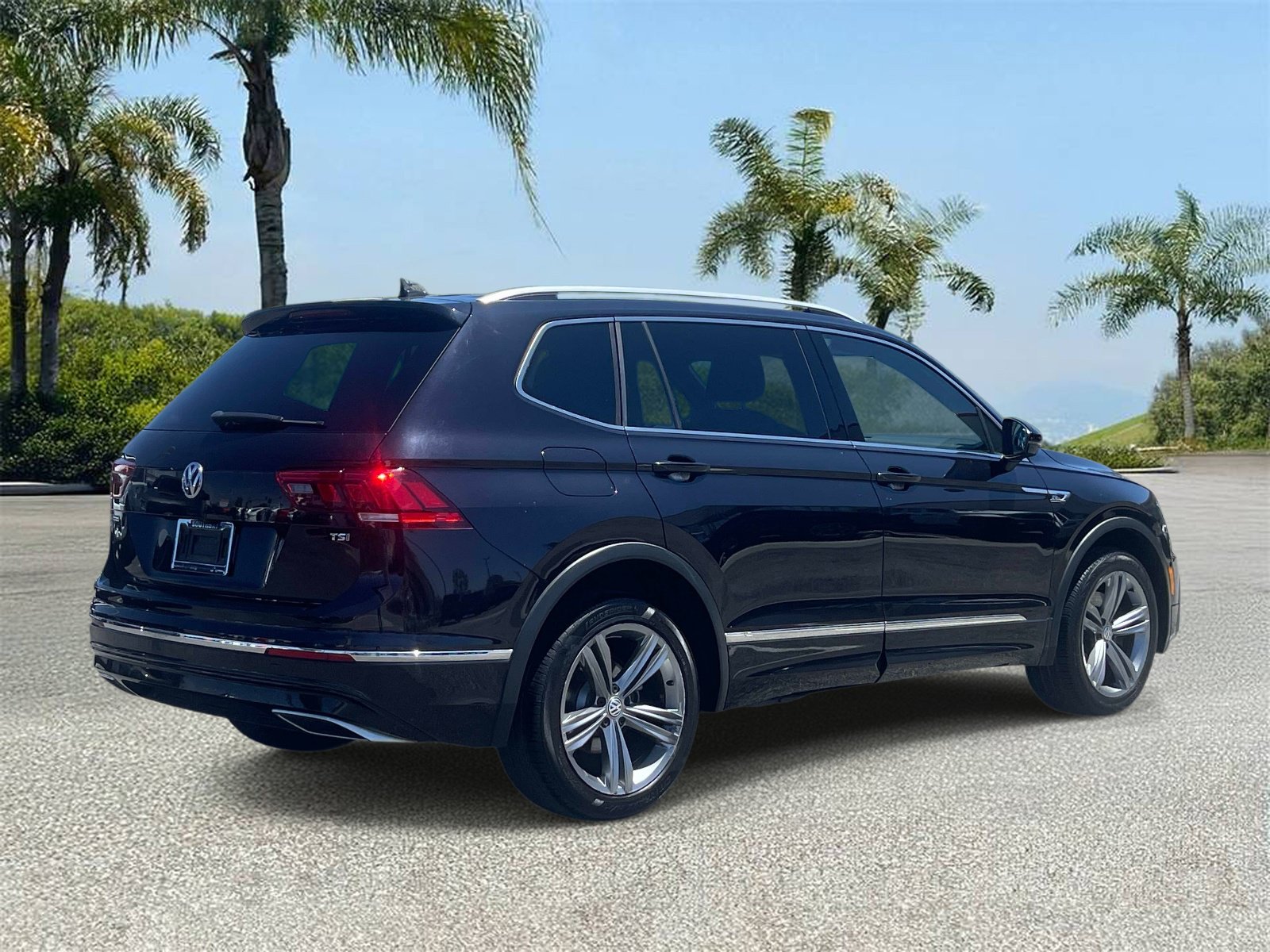 Used 2018 Volkswagen Tiguan SEL w/ R-Line Package FWD image 4