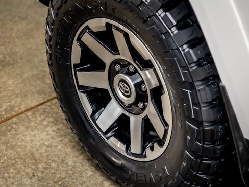 Used 2021 Toyota 4Runner TRD Off-Road Premium AWD/4WD image 19