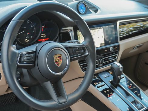 Used 2024 Porsche Macan image 10
