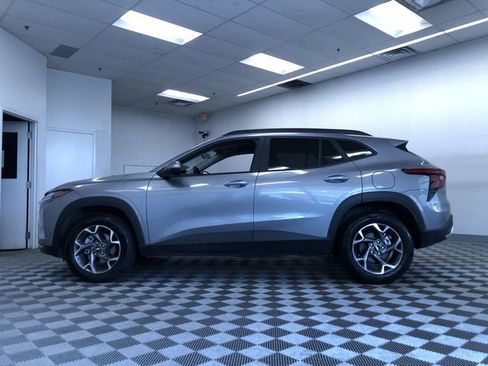 Used 2025 Chevrolet Trax LT w/ LT Convenience Package FWD image 12