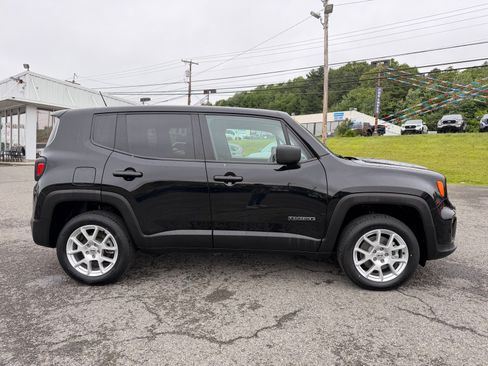 Used 2023 Jeep Renegade Latitude AWD/4WD image 7