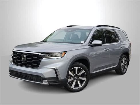 Used 2025 Honda Pilot Touring image 1