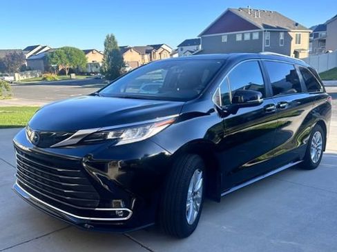 Used 2025 Toyota Sienna Limited FWD image 2