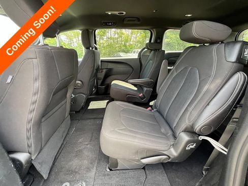 Used 2024 Chrysler Pacifica Touring FWD image 26