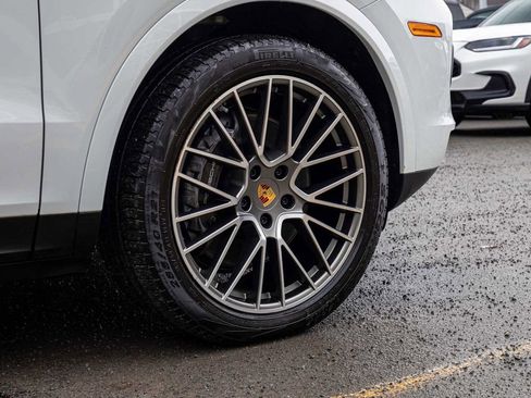 Used 2023 Porsche Cayenne Platinum Edition image 9