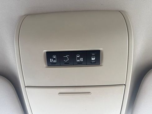 Used 2013 Chrysler Town & Country Touring FWD image 34
