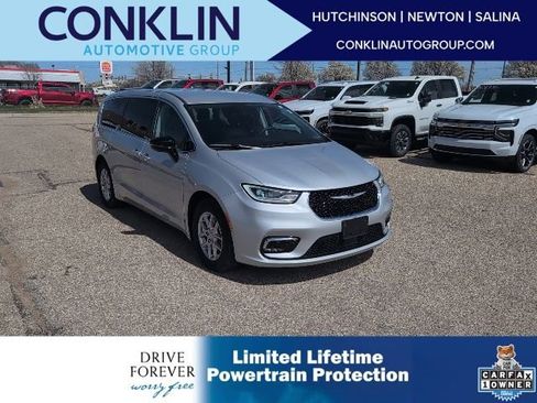 Used 2024 Chrysler Pacifica Touring-L image 1