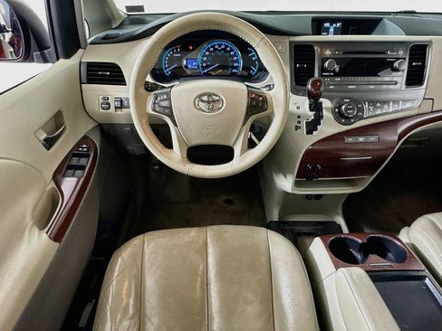 Used 2011 Toyota Sienna XLE FWD image 22