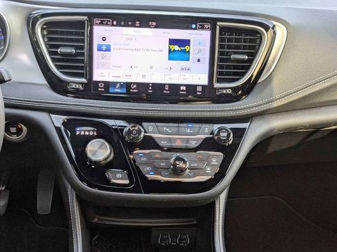 Used 2025 Chrysler Pacifica Limited FWD image 18