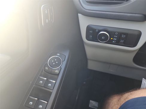New 2026 Ford Escape SE w/ PHEV Premium Package FWD image 28