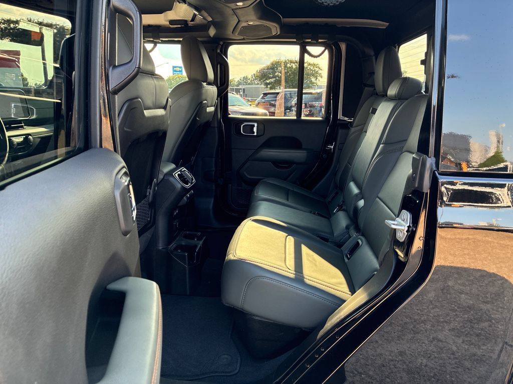 Used 2025 Jeep Gladiator Mojave AWD/4WD image 18