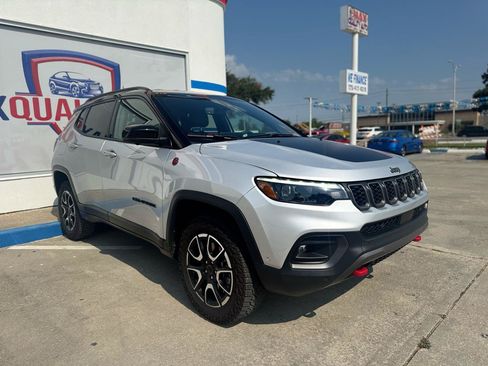 Used 2025 Jeep Compass Trailhawk w/ Trailhawk Elite Group AWD/4WD image 18