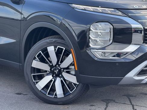 New 2025 Mitsubishi Outlander SE image 2