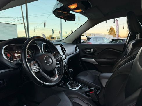 Used 2018 Jeep Cherokee Trailhawk image 17