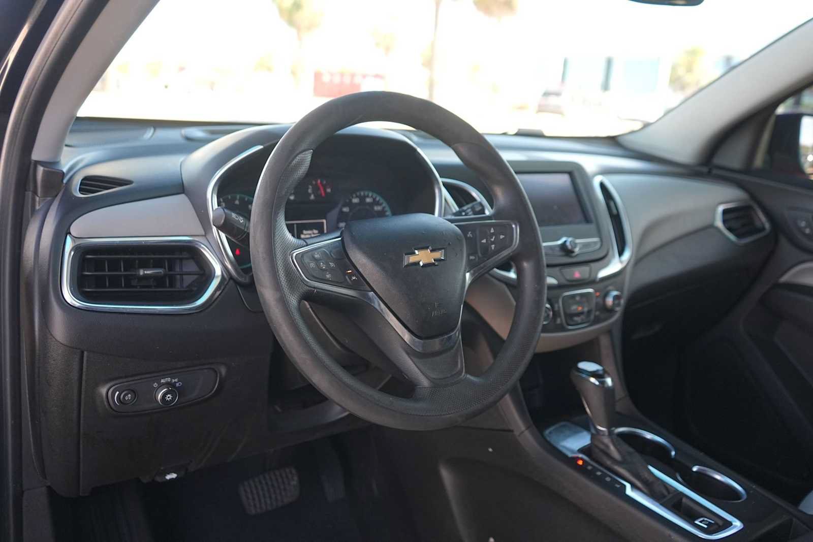 Used 2021 Chevrolet Equinox LS w/ LS Convenience Package FWD image 2