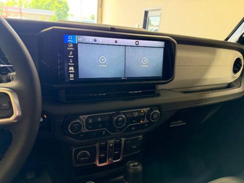 Used 2025 Jeep Wrangler Unlimited Sahara AWD/4WD image 15