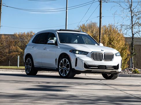Certified 2024 BMW X5 xDrive50e w/ Premium Package image 2