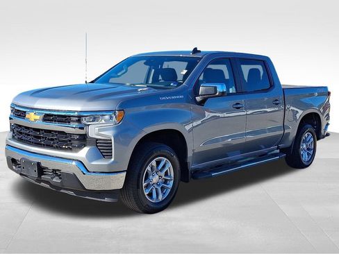 Used 2025 Chevrolet Silverado 1500 LT image 3