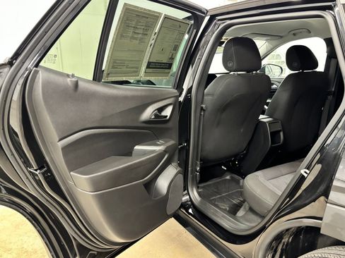 Used 2025 Chevrolet Trax LS w/ LS Convenience Package FWD image 18